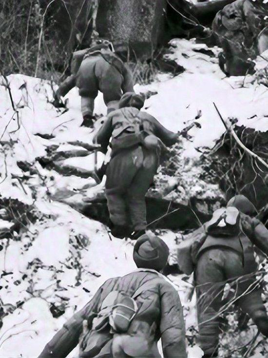 50年朝鲜战场，美军帐篷呼噜声，3百志愿军推走24大炮后吃掉美军。这三百名