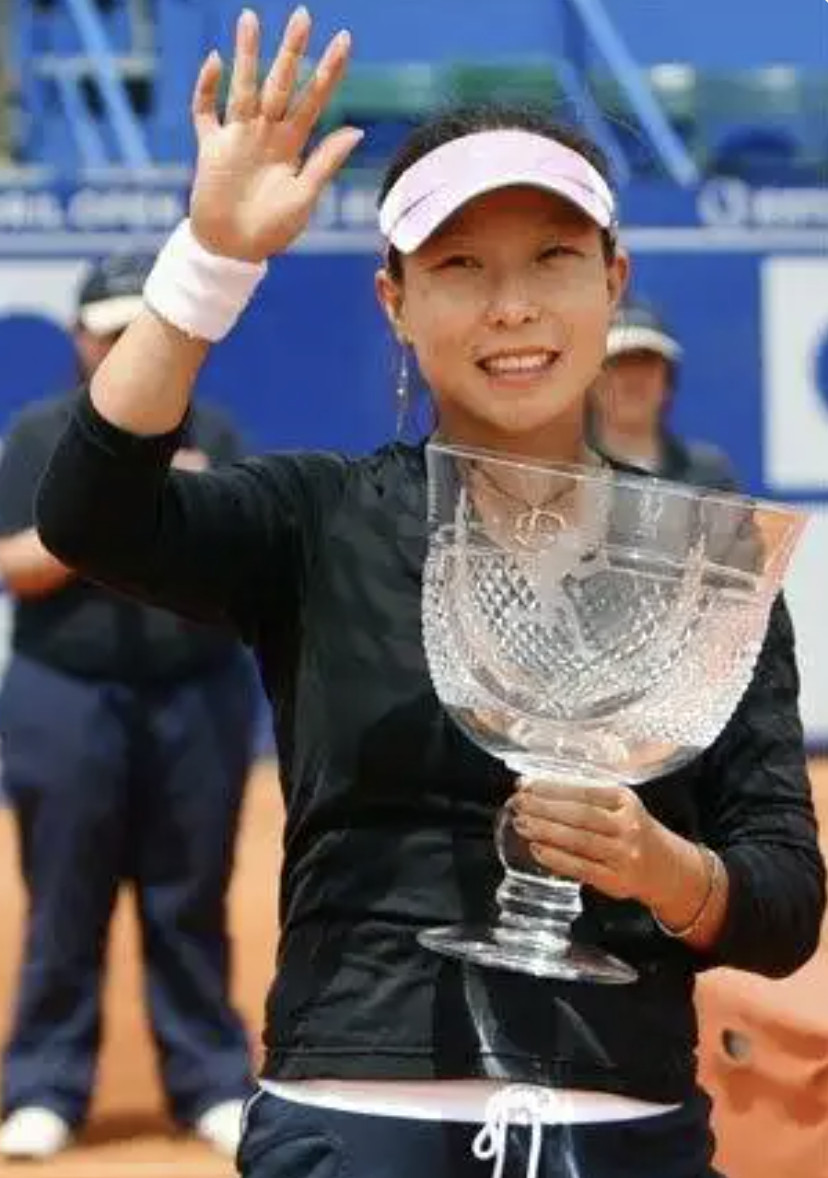 中国网球250级别以上的红土单打冠军🏆郑洁：2006埃斯托利尔四级赛李娜：20