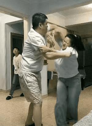 果然是一物降一物！老爸打老妈，儿子赶紧上场帮老妈，结果老爸一把推开了儿子！但下一