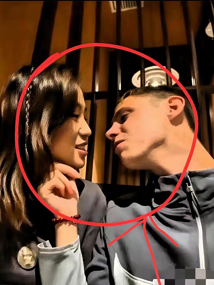 她就是中国女性的公敌，她降低了中国女性的形象。不管是摆拍也好，真实的也好，都不应