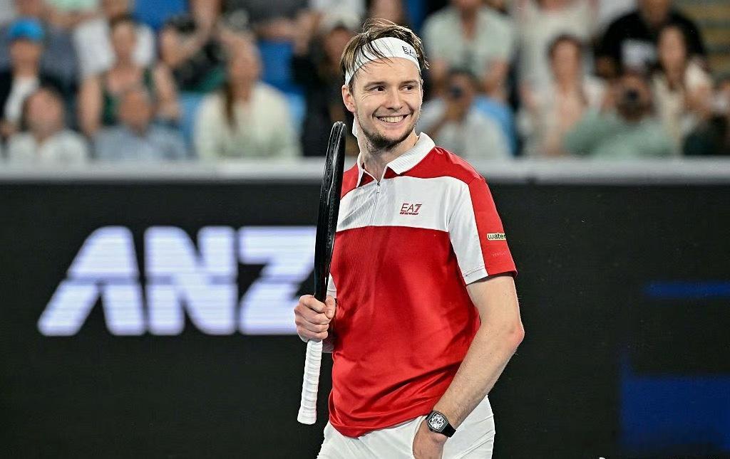 【名宿：布勃利克可以爆冷击败阿卡或辛纳他是东欧的克耶高斯】结果是德约科维奇3比