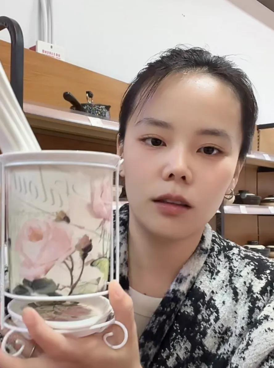 熊磊今天直播说，晚上带堂嫂她们出去玩，白天太热了，关键是白天还要卖货，堂嫂一来，