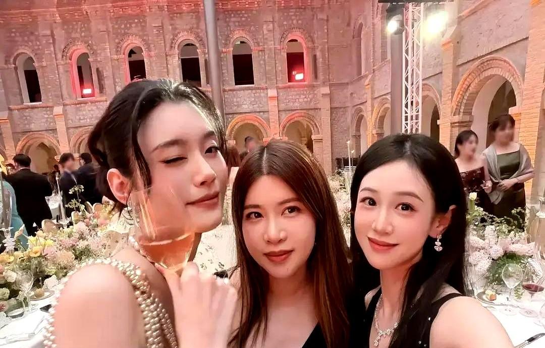 奚梦瑶婚礼，200个宾客，199个是老板的客户。当年T台那一跤，直接摔没了她所