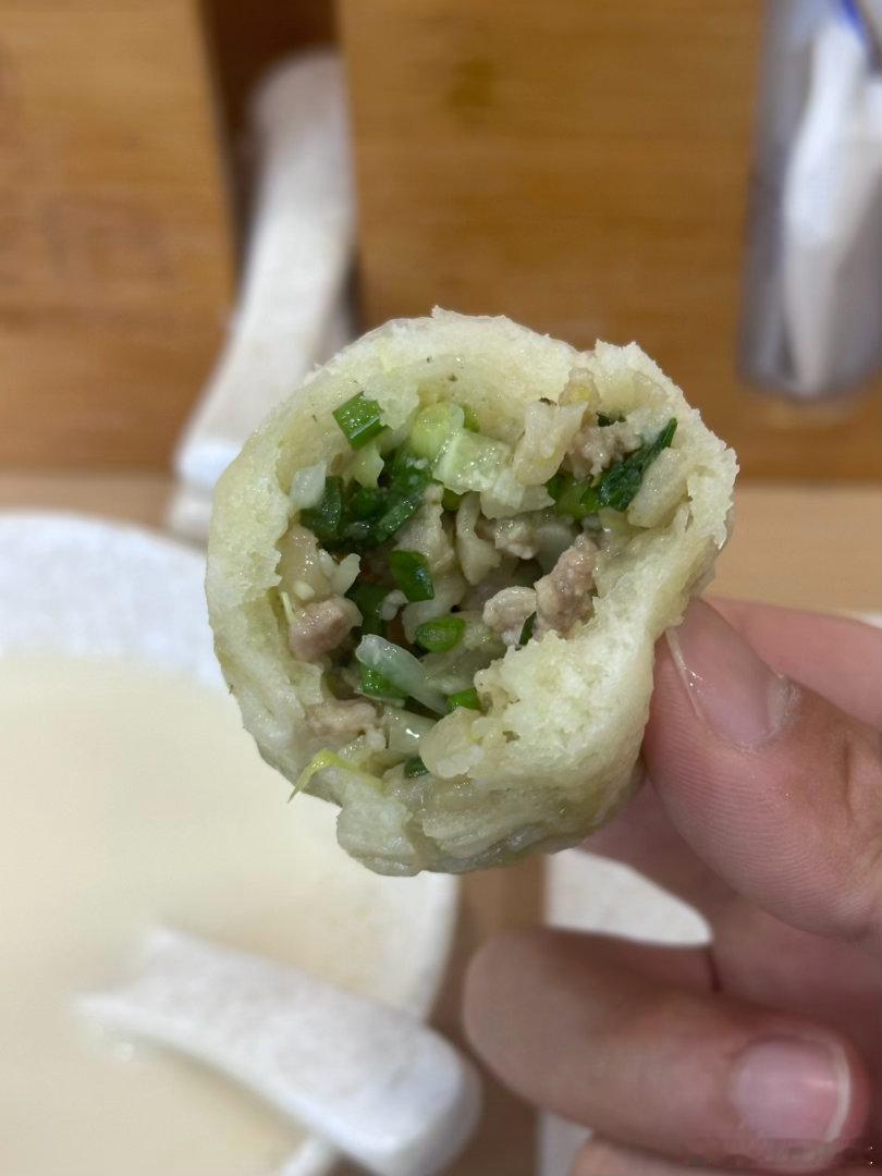 早啊，各位！白菜肉馅包子里居然放了花椒，很成都！