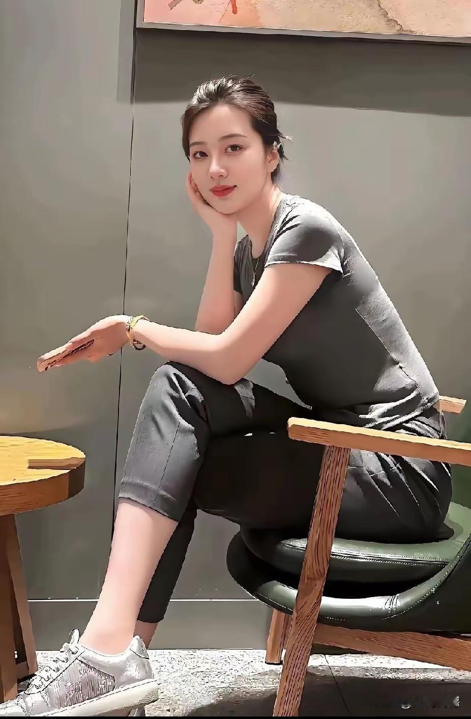 这应该是一个普通的女子，既不是明星，也不是大腕，但是看起来特别的受端详，穿着打扮