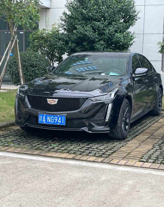 CT5两千公里用车感受我认为的缺点：缺点就是内饰一般和油耗偏高，其他对我个人来