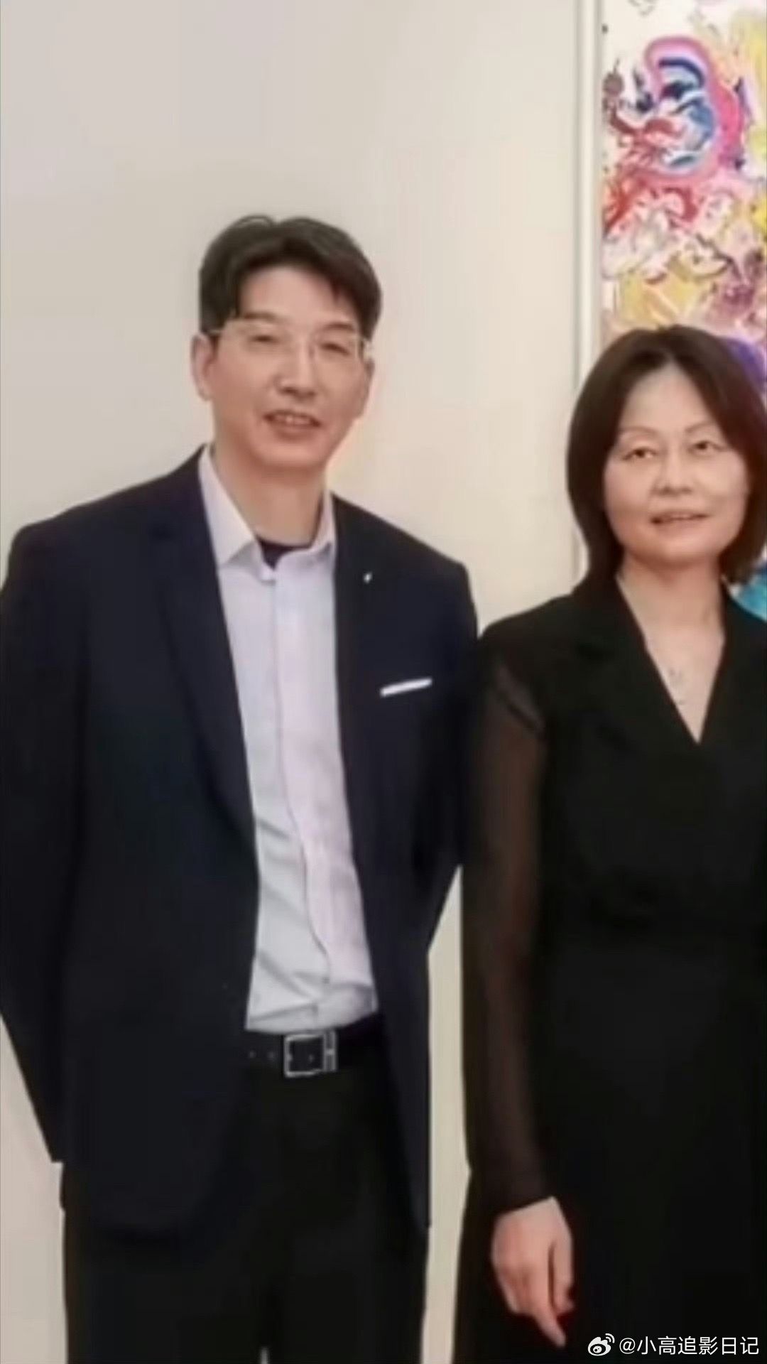 奚梦瑶爸爸仪态身形真的很优越了奚梦瑶挽着爸爸出嫁，爸爸形体被夸。这下知道奚梦瑶超