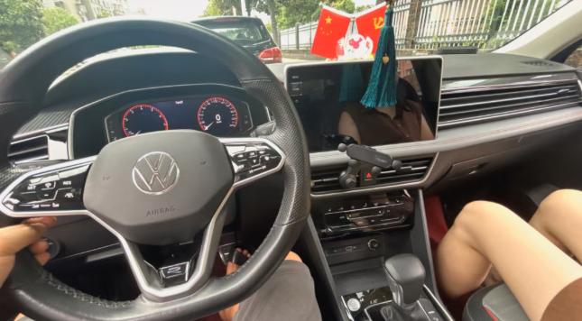 我媳妇就是这样。她自己开车，跑几百公里高速都没事；一坐我车，十分钟就开始晕，脸色