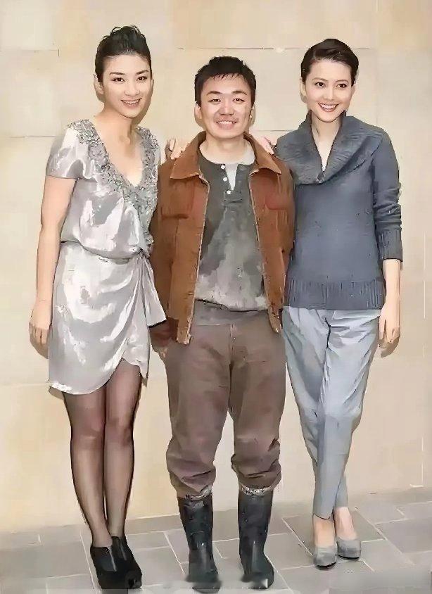 王宝强和美女们一起拍照,也不注意点形象,脚上那双雨鞋也太抢风头了吧!看这样子,不