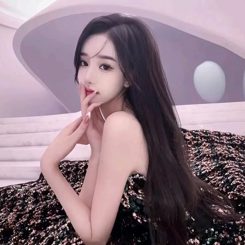 优雅黑裙美少女，温柔一瞥动人心