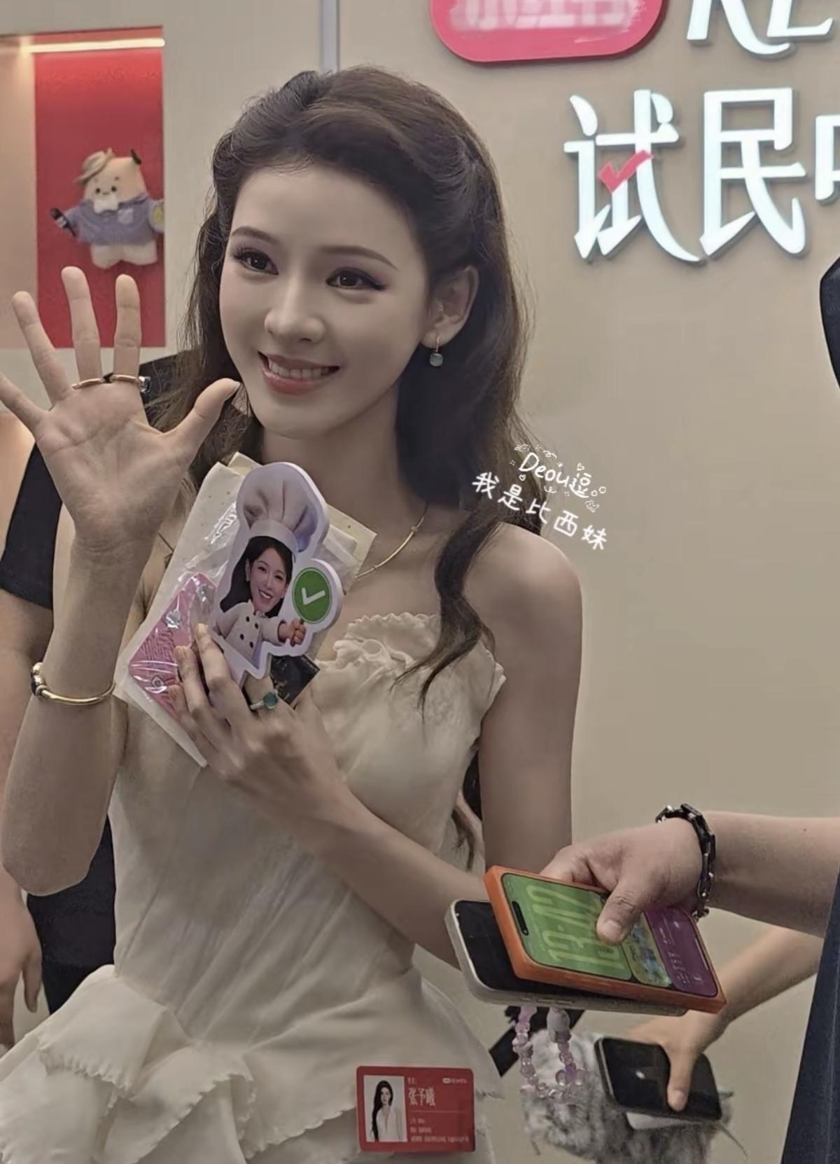 谁懂啊！张予曦的生图也太能打了吧✨随便一张路透都美到我失语，这颜值真的是老天爷