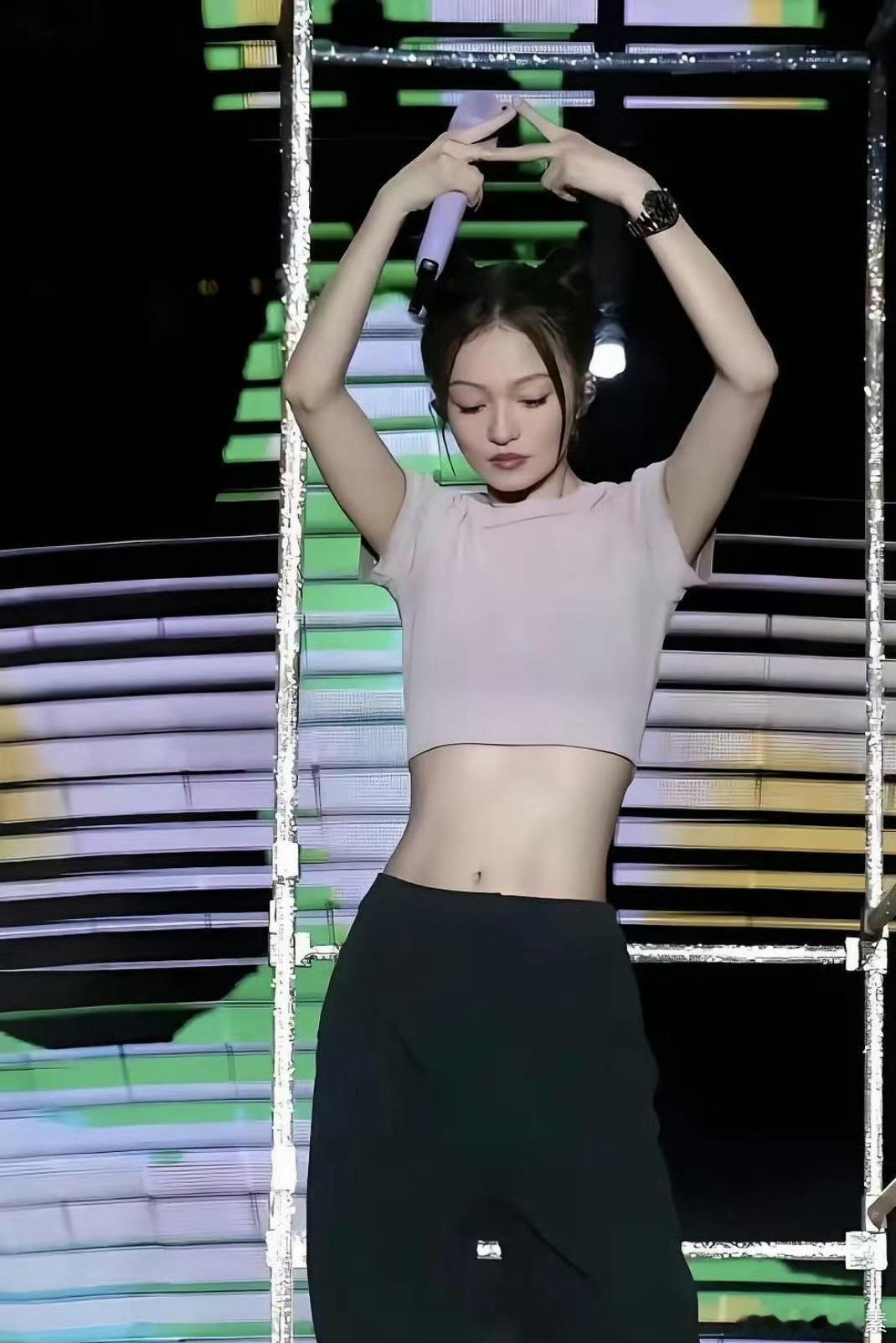 时间到底给张韶涵带走了什么，好绝的腰臀比​​​​