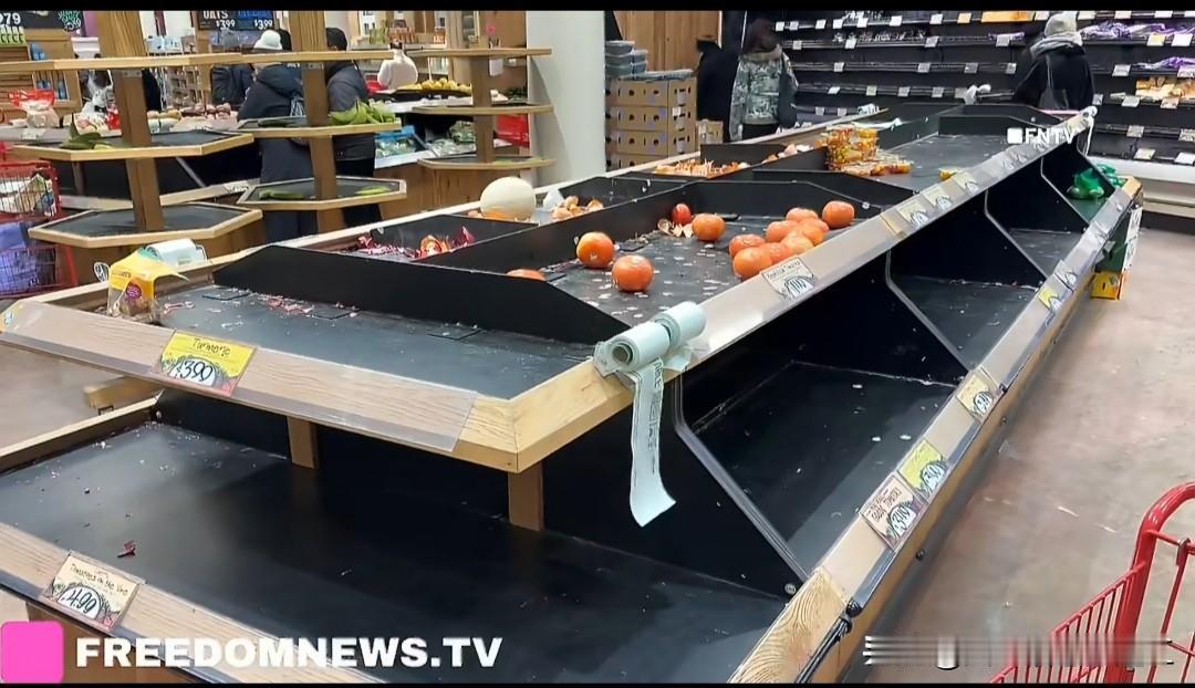 纽约市切尔西区暴风雪来临前，TraderJoe's超市货架一扫而空。店内收