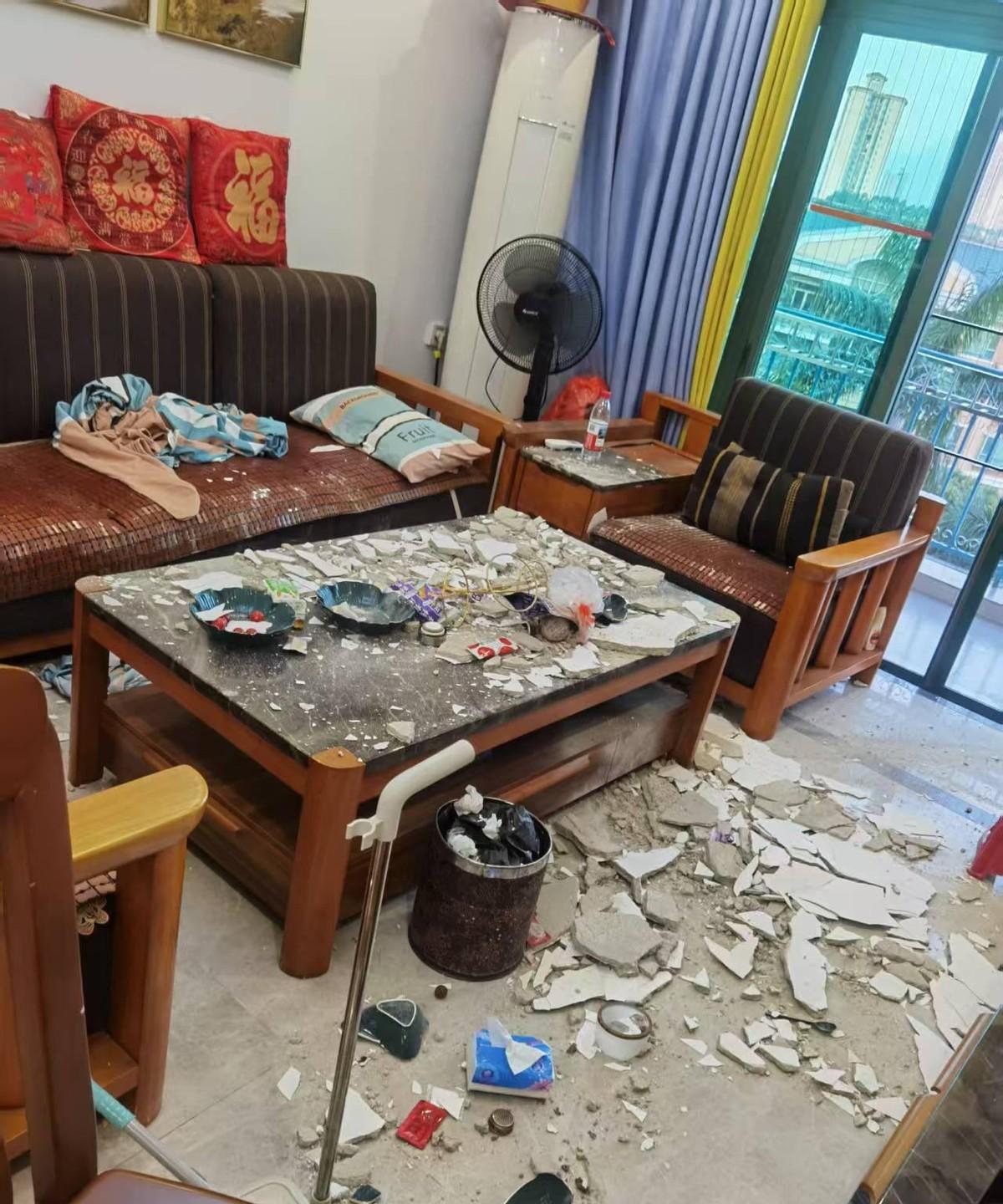 半夜客厅天花板整块水泥砸下来，茶几当场报废，业主吓得从床上蹦起。灯一开，碎石粉