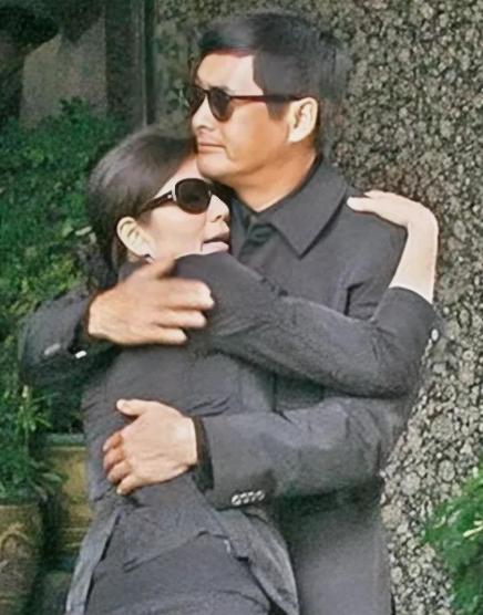 2007年，在钟楚红丈夫的葬礼上，钟楚红扑在周润发怀里痛哭失声，悲痛万分，而周润