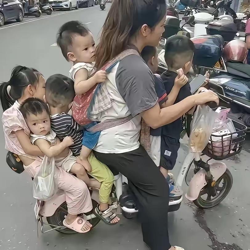 广东一宝妈电动车载着几个孩子的照片传疯了，街道找上门没处罚，摸排出六个孩子两对双