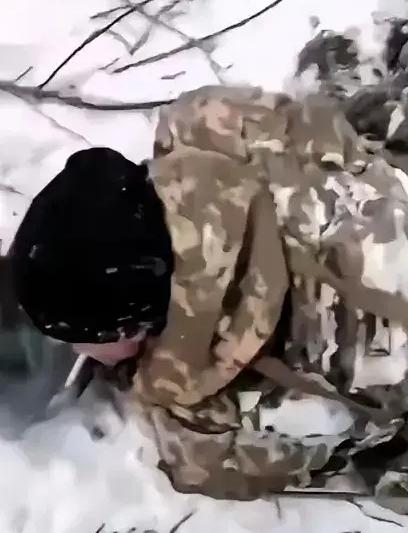手下不留情啊！俄军在战场上抓到了一名乌克兰老兵，可是这名老兵始终不肯投降，所以
