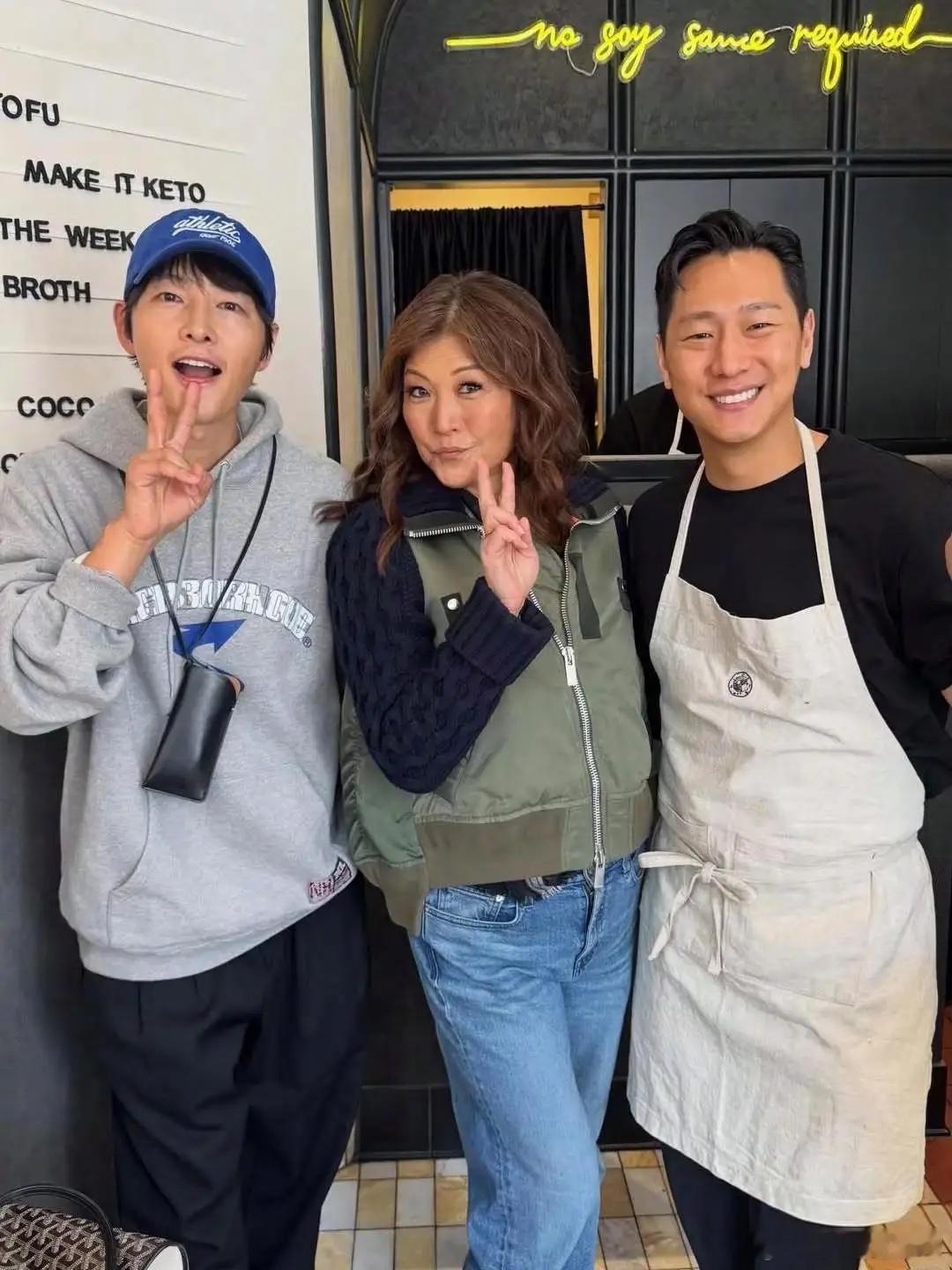 41岁宋仲基在美国一家餐厅吃饭被偶遇，他现实中真人看起来挺矮的，脸部皮肉紧致，少