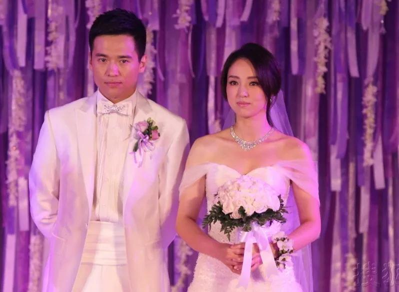 董璇和高云翔结婚时，想要的就是海边婚礼，但是因为高云翔拍戏档期调不开，她体谅对方
