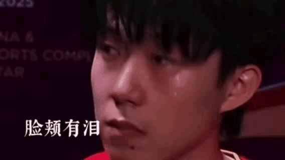 当记者采访提到莎莎，楚钦瞬间低着头，眼泪滴湿了衣服，抬起头用肩膀擦干了脸上