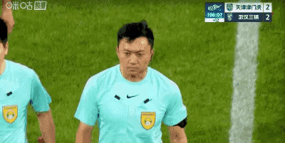 刘奕鸣禁区内撞倒孙铭谦，主裁判连VAR都不看，就直接吹响了比赛的结束哨，这样的判