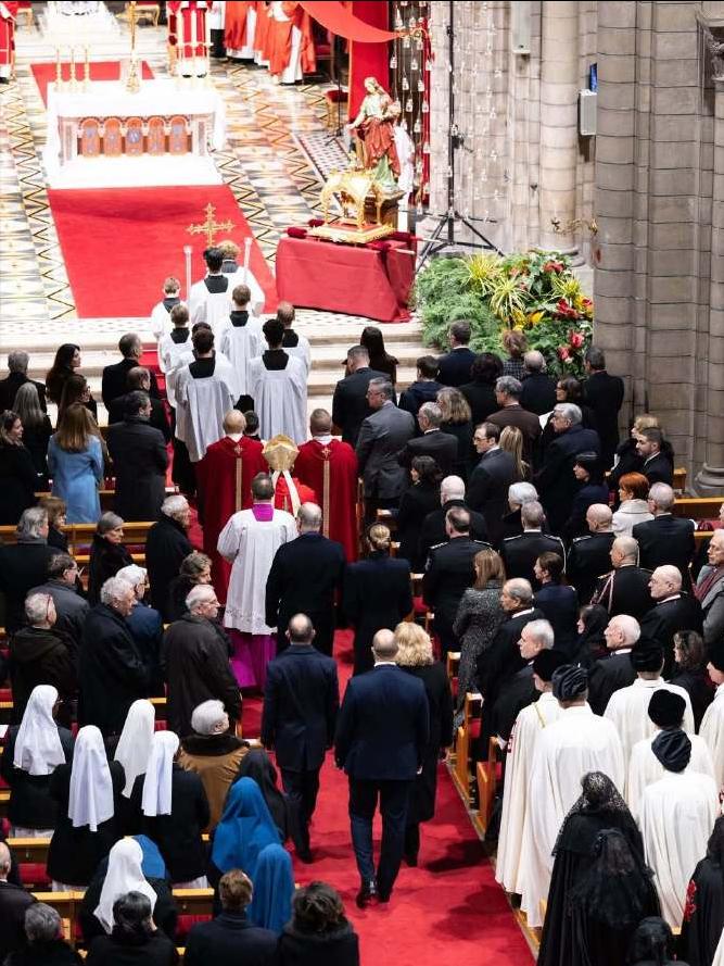 摩纳哥阿尔贝国王携夏琳参加弥撒礼和前几天清汤挂面的朴素亲民形象完全不同