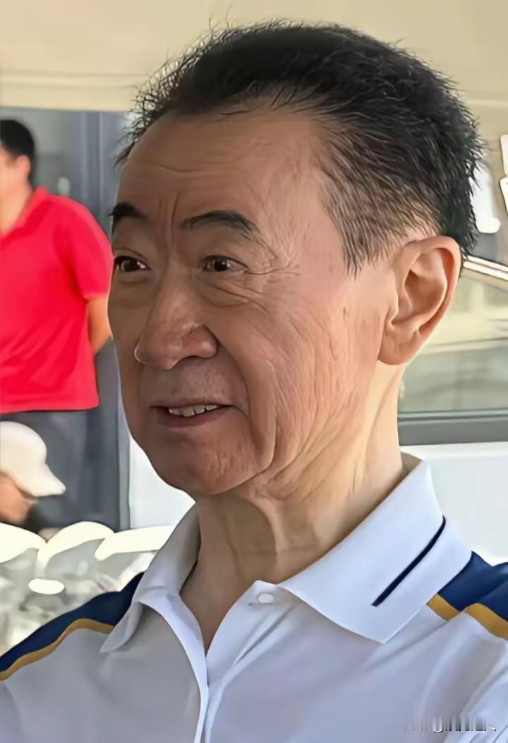 两个地产大佬，一个在里面熬白了头，人却发福了。一个在外面断臂求生，头发还黑着，脸