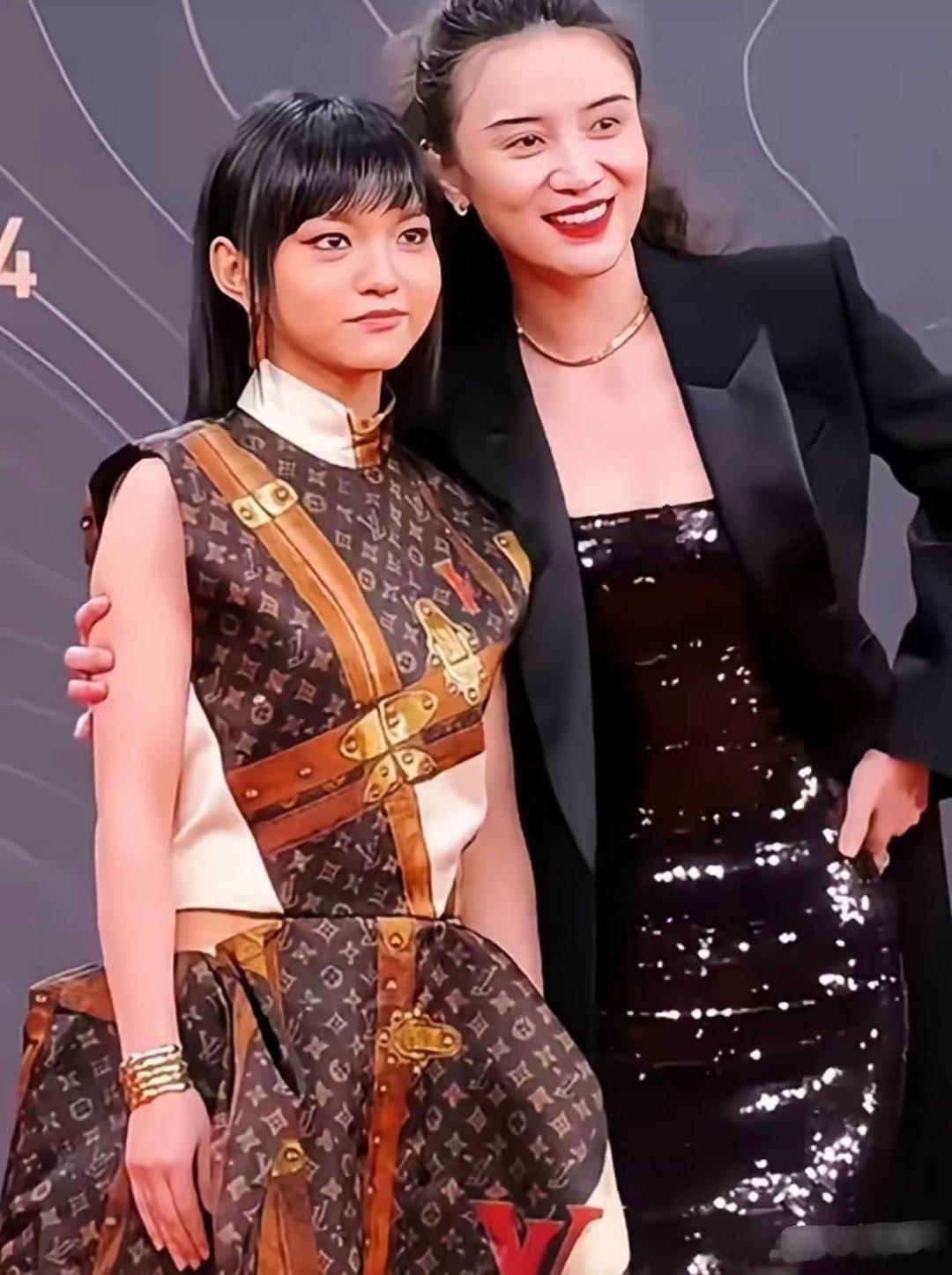 不愧是资本家的孩子这一身logo​​​