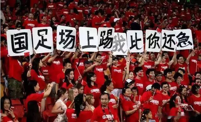 当手机屏幕上弹出官方@我的消息时，我正坐在深夜的客厅里，电视回放着2022年卡塔