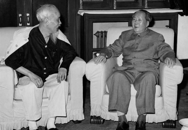 胡志明秘密访华，当时正值酷暑，他大汗淋漓。毛主席说：干脆你把汗衫也脱了吧？胡志明