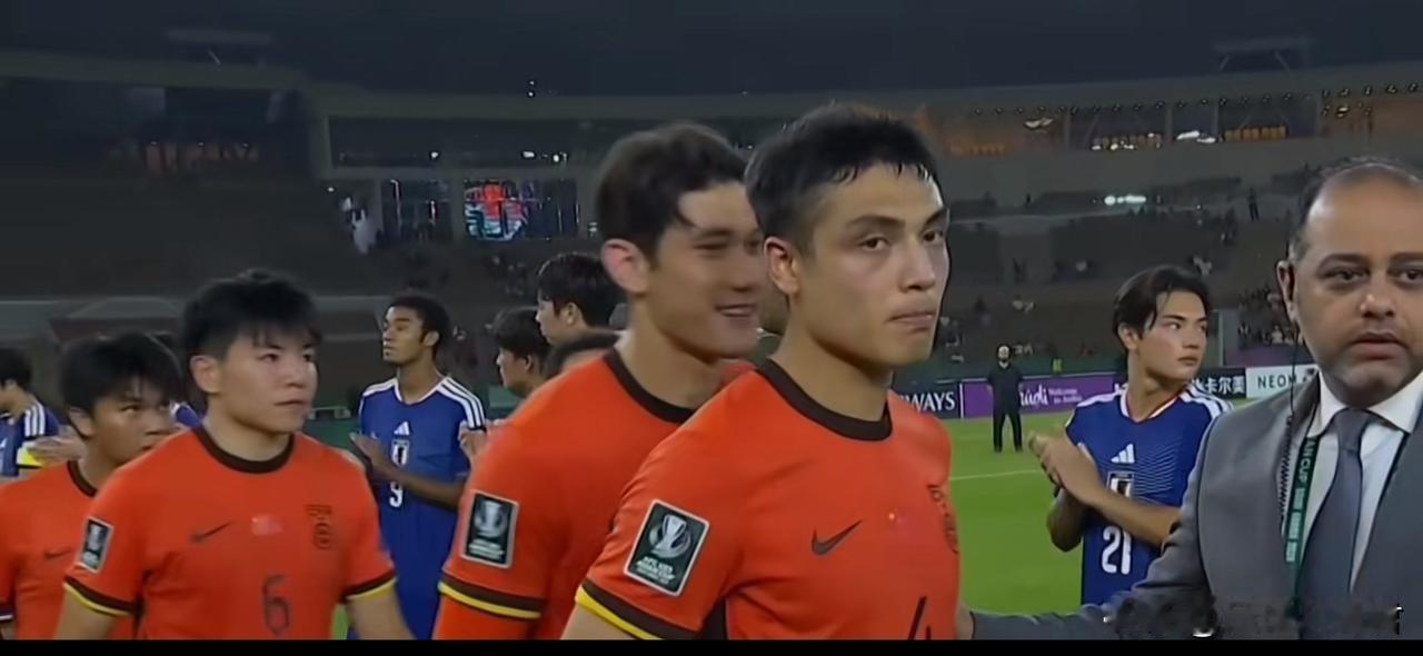 拿了亚军还闷闷不乐？中国的小伙子们对自己没有清醒的认知。我看颁奖典礼上只有拜合拉