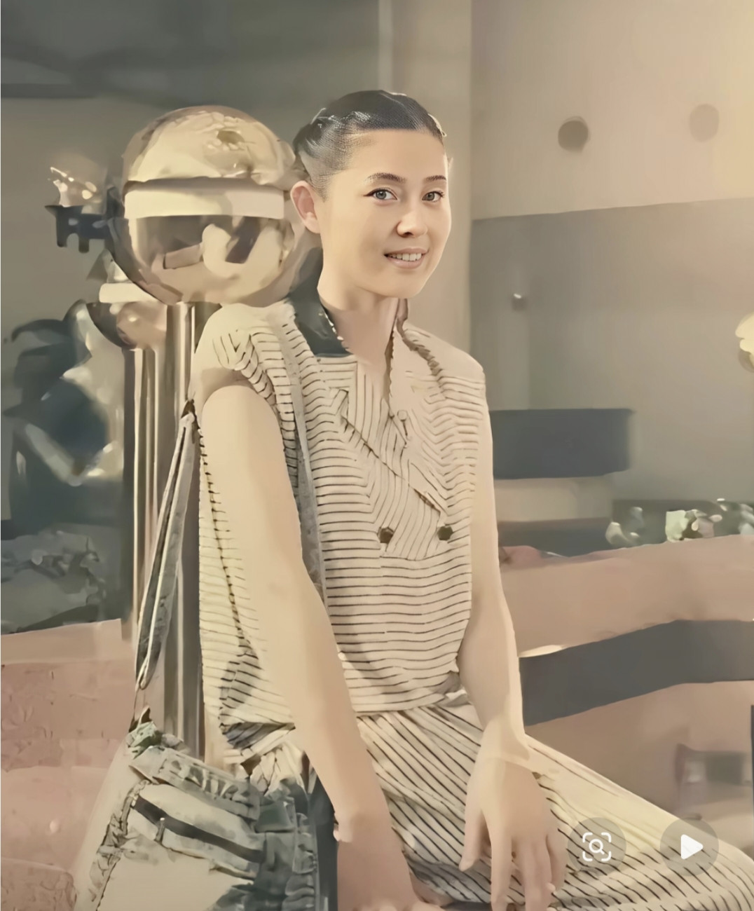 1983年，24岁的倪萍，美得让人挪不开眼。没有浓妆修饰，原生的美貌，真的惊艳了岁月。