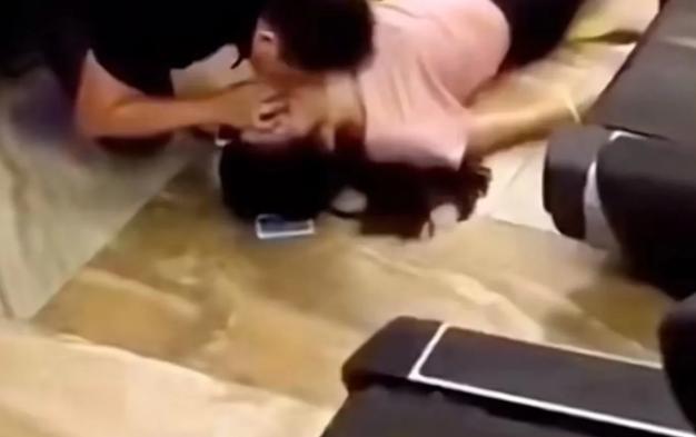 “这是猥亵，太恶心了！”健身房内一女子穿瑜伽服锻炼时突然晕厥，旁边一男子冲上去口