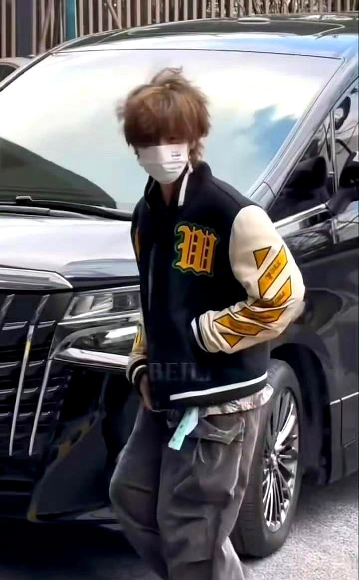 鹿晗穿着拖鞋、顶着一头炸毛就去机场了。消失整整一年，他没官宣任何大制作，竟