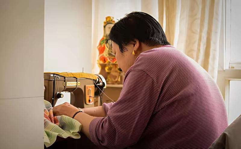 江苏一女子花2500请保姆，谁料，保姆第一天上门就说：妹子，以后有啥事姐帮你扛着