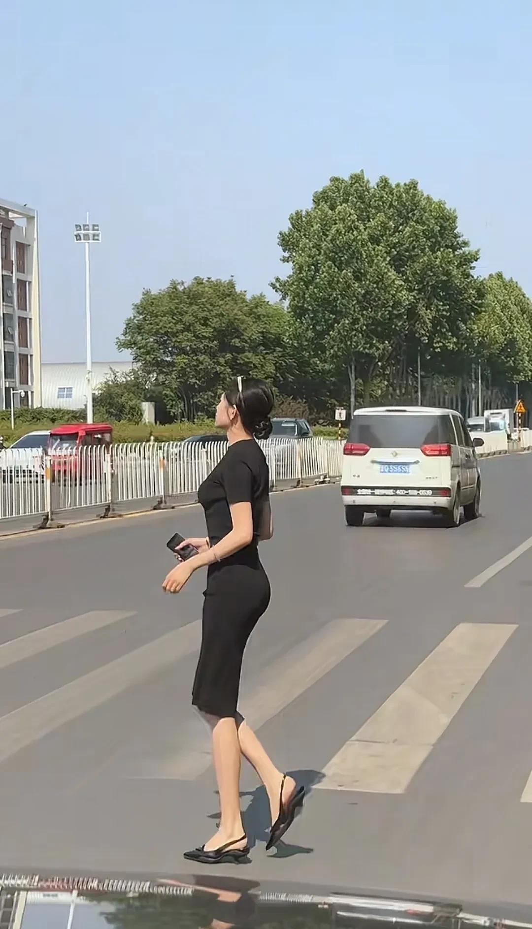怎么样才能引起她的注意？
