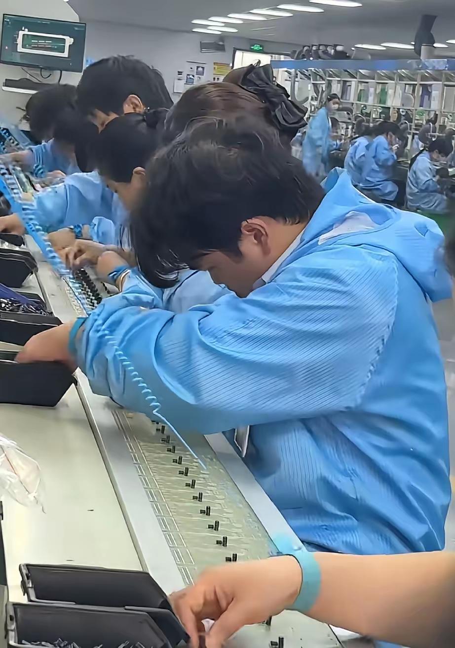 侄子暑假进厂打流水线暑假工，本想赚点大学生活费，起初电话里只说有点累。家人听
