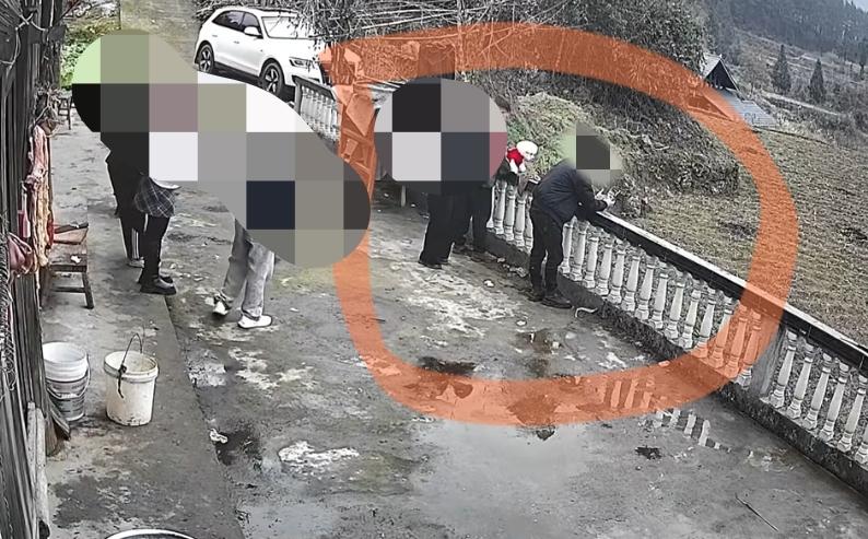 家人们，这一幕太吓人了！贵州遵义，3人站在老屋门口护栏前玩手机，刚好有人在玩