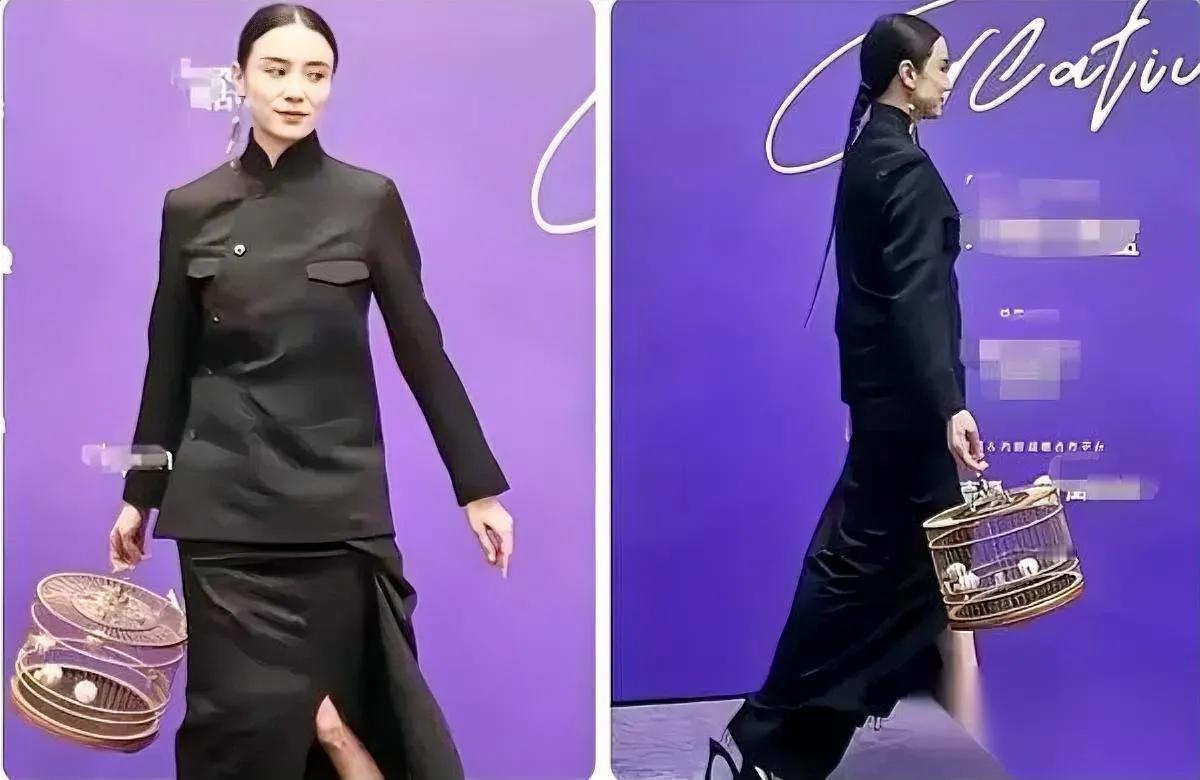 宋佳这造型，我直接看懵了。一头“金钱鼠尾”拎着鸟笼，差点以为刷到大清老照片。