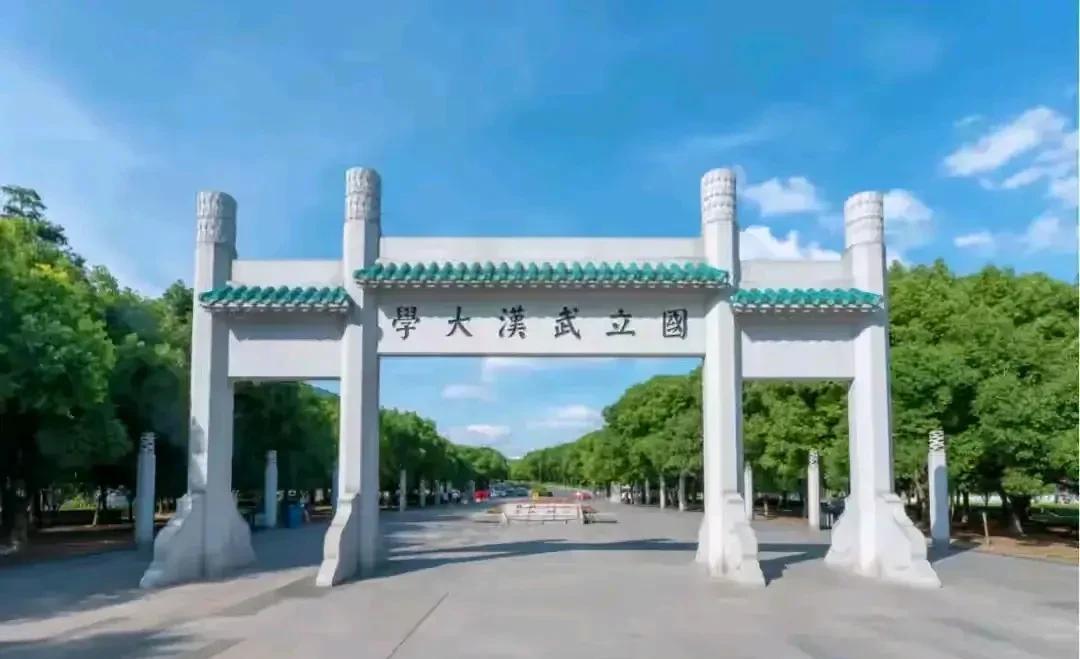 据《经济观察报》消息，7月31日晚，就目前在社会上闹的沸沸扬扬的武汉大学图书馆男
