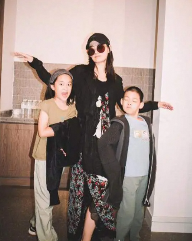 梅婷女儿快快：11岁走红背后，是独立与家庭的滋养