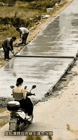 好家伙！这波操作直接看呆！女子开车被弄懵圈的背后，真不是路的锅，是手机“粘
