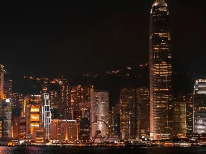 短短五年时间，香港和新加坡之间的经济差距已经被明显拉大，2019年，香港GDP为
