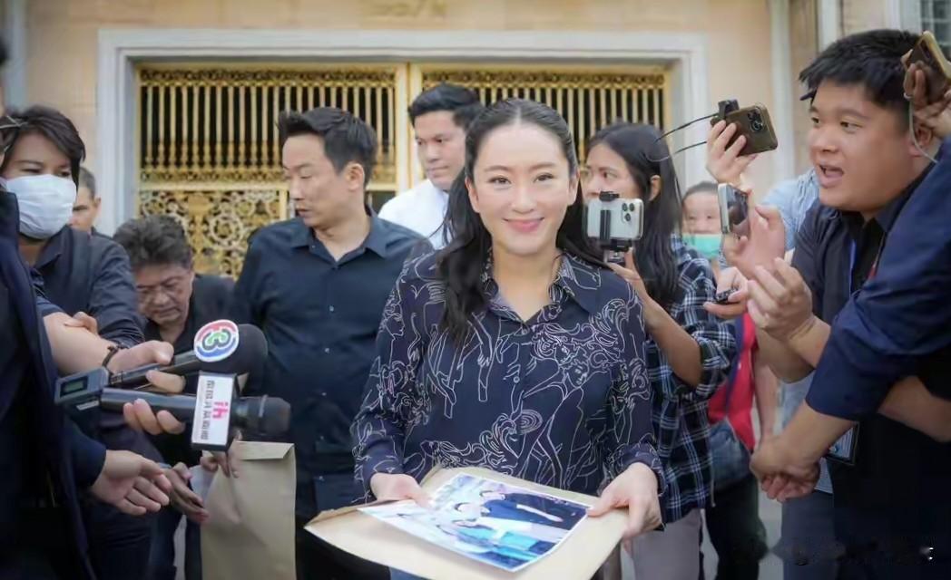 佩通坦带领全家探望狱中父亲他信11月27号，新京报报道，泰国前总理佩通坦一家赴