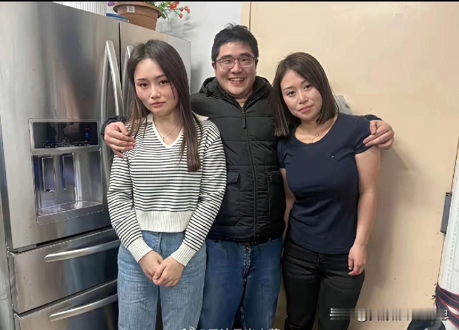 美国反贼又开会了，这次聚会气氛热烈，气氛热烈！女的刚来，给头目拍了