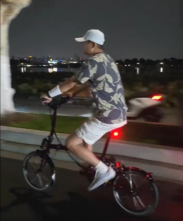 马云夜骑，很多网友都因为2万块的自行车破防了，但马云这个咖位，2万块的自行车又算