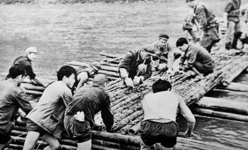 红军渡乌江遇险时，一名战士巧用妙计救全队，毛主席称赞：队伍里怎么会有这样的神人？