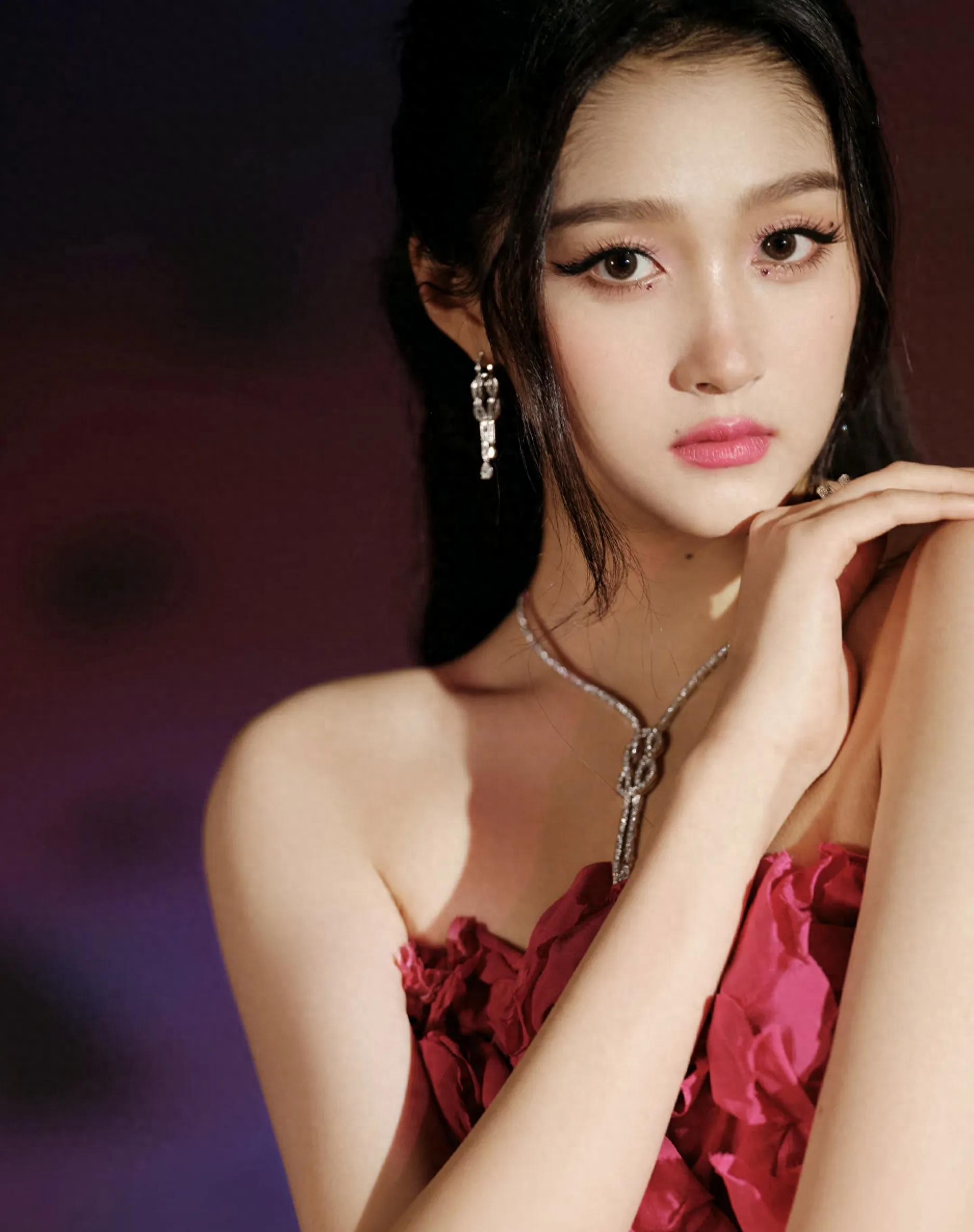 女星关晓彤时尚造型：苗条身姿、俊美容颜