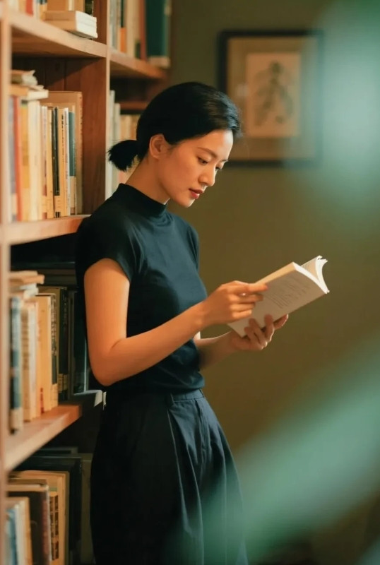 冯唐说：“职位越高的人越喜欢上班，并不是什么天生精力旺盛，而是因为不用做基层工作