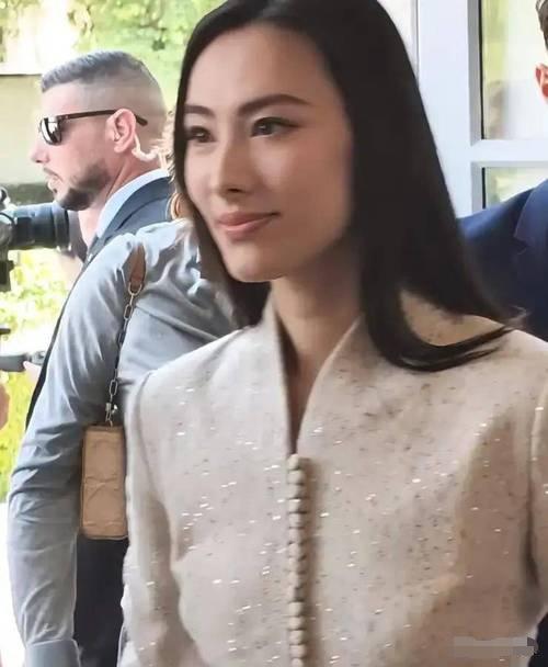 梁洛施的顶级骨相！再次被惊艳到。梁洛施亮相Dior高订，她身着一件浅米调的立领短